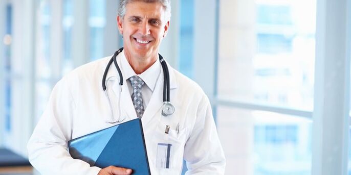 médico tratando unha fungo