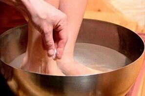 baño de pés para fungos nos dedos dos pés